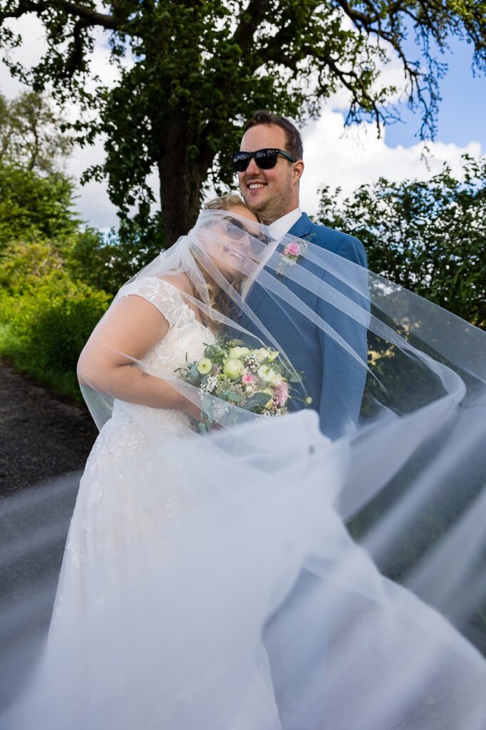 Hochzeit, Brautpaar, Glücklich. Foto mit Schleier Hochzeitsfotograf Waldemar Reiswich