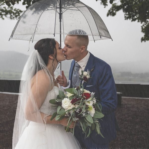 Hochzeitsfotograf Offenburg Hochzeit Schloß Ortenberg Brautpaarshooting Regenhochzeit
