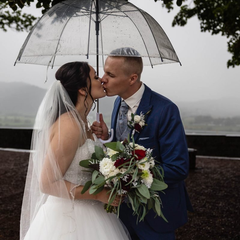 Hochzeitsfotograf Offenburg Hochzeit Schloß Ortenberg Brautpaarshooting Regenhochzeit