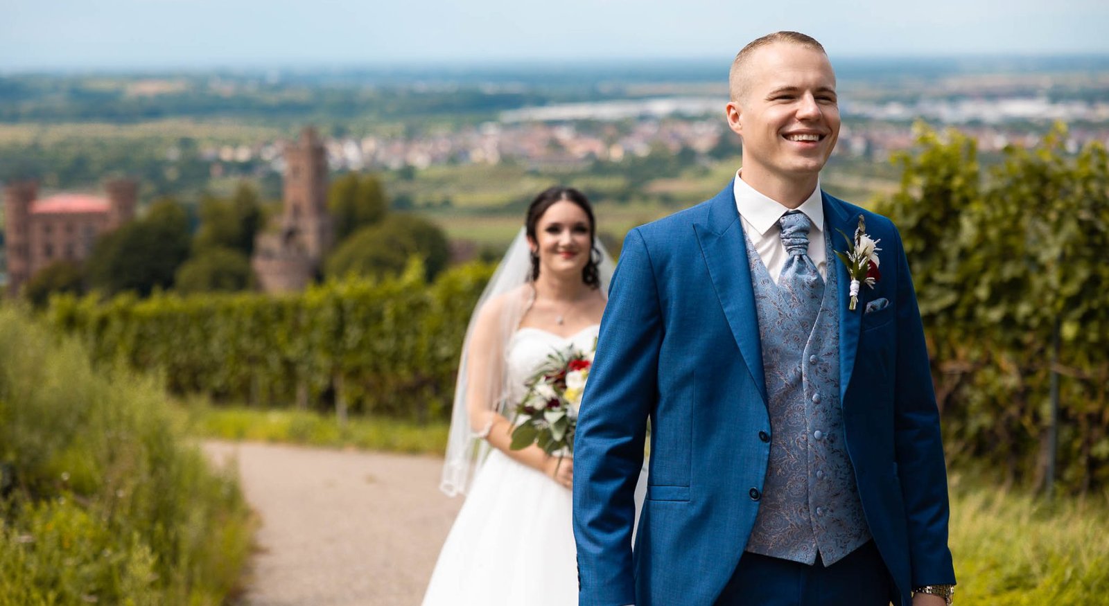 Hochzeitsfotograf Waldemar Reiswich Hochzeitsfotograf Offenburg Hochzeit Schloß Ortenberg Braut First Look