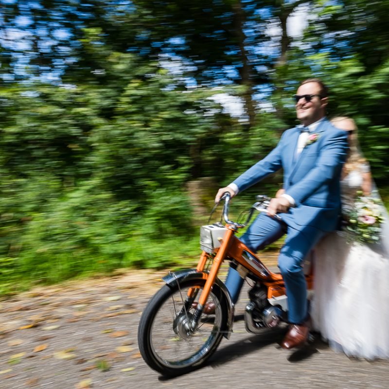 Hochzeitsfotograf Lahr Schwarzwald, Brautpaar auf Mofa. Hochzeitsfotograf Waldemar Reiswich