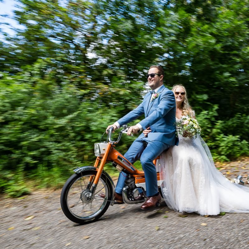 Hochzeitsfotograf Lahr Schwarzwald, Brautpaar auf Mofa. Unscharf Hochzeitsfotograf Waldemar Reiswich