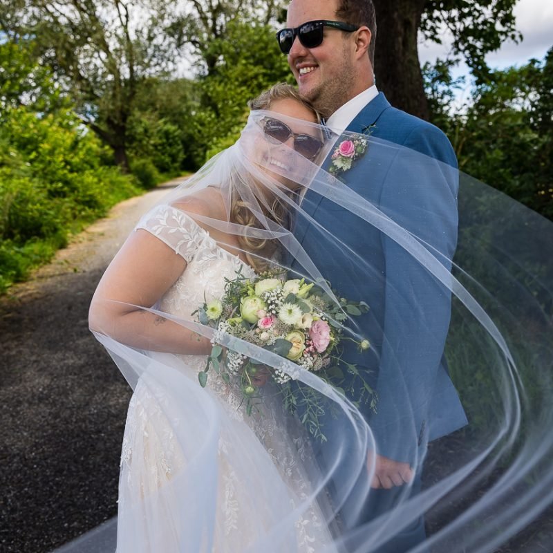 Hochzeitsfotograf Lahr, Brautpaar, Glücklich. Foto mit Schleier Hochzeitsfotograf Waldemar Reiswich