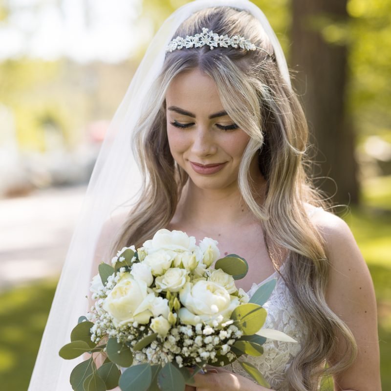 Hochzeit in Europa Park und whitehouse-events Braut mit Blumenstraus