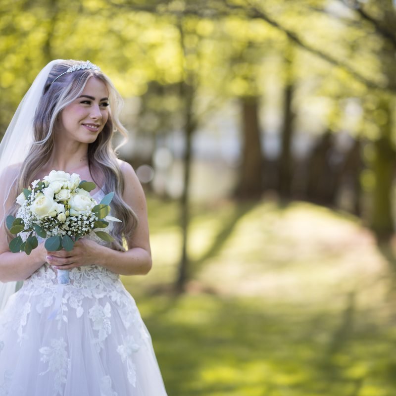 Hochzeit in Europa Park und whitehouse-events Braut mit Blumenstraus