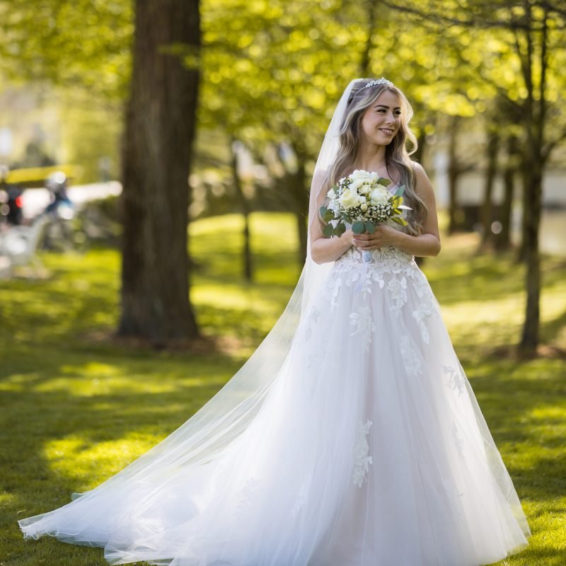 Hochzeit in Europa Park und whitehouse-events Braut mit Blumenstraus