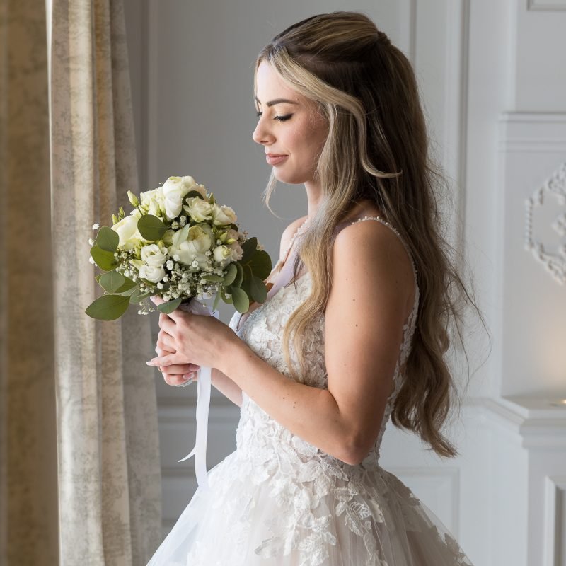 Hochzeit in Europa Park und whitehouse-events Braut mit Blumenstraus