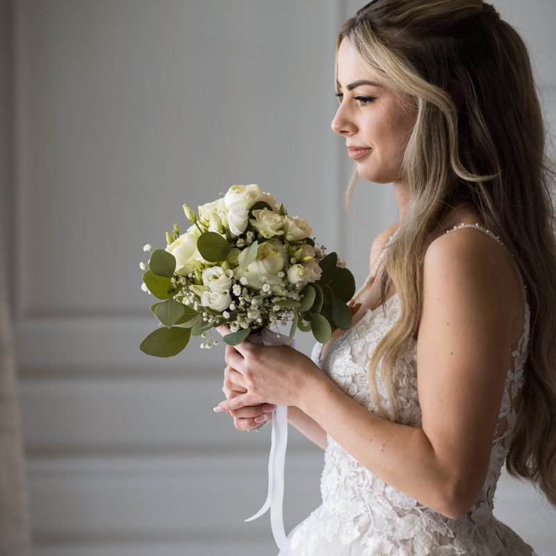 Hochzeit in Europa Park und whitehouse-events Braut mit Blumenstraus