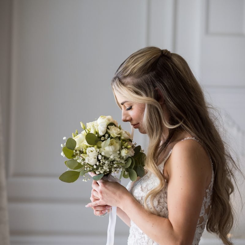 Hochzeit in Europa Park und whitehouse-events Braut mit Blumenstraus